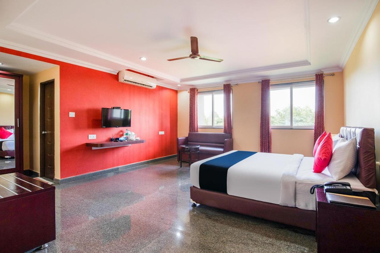 Capital O 22439 Ratna Forever Hotel Karkal Luaran gambar