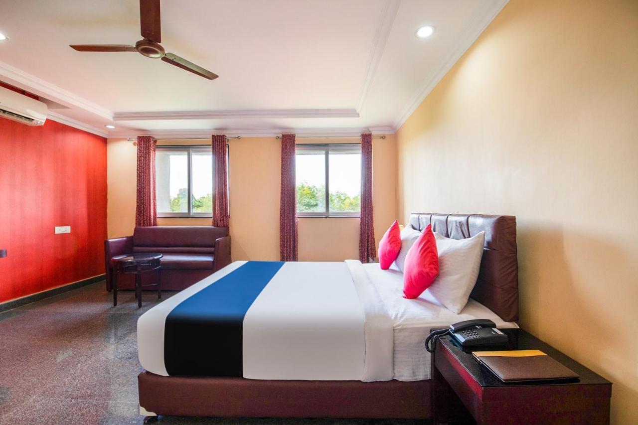 Capital O 22439 Ratna Forever Hotel Karkal Luaran gambar