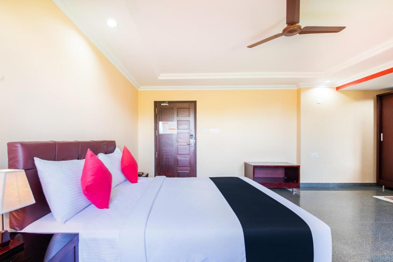 Capital O 22439 Ratna Forever Hotel Karkal Luaran gambar