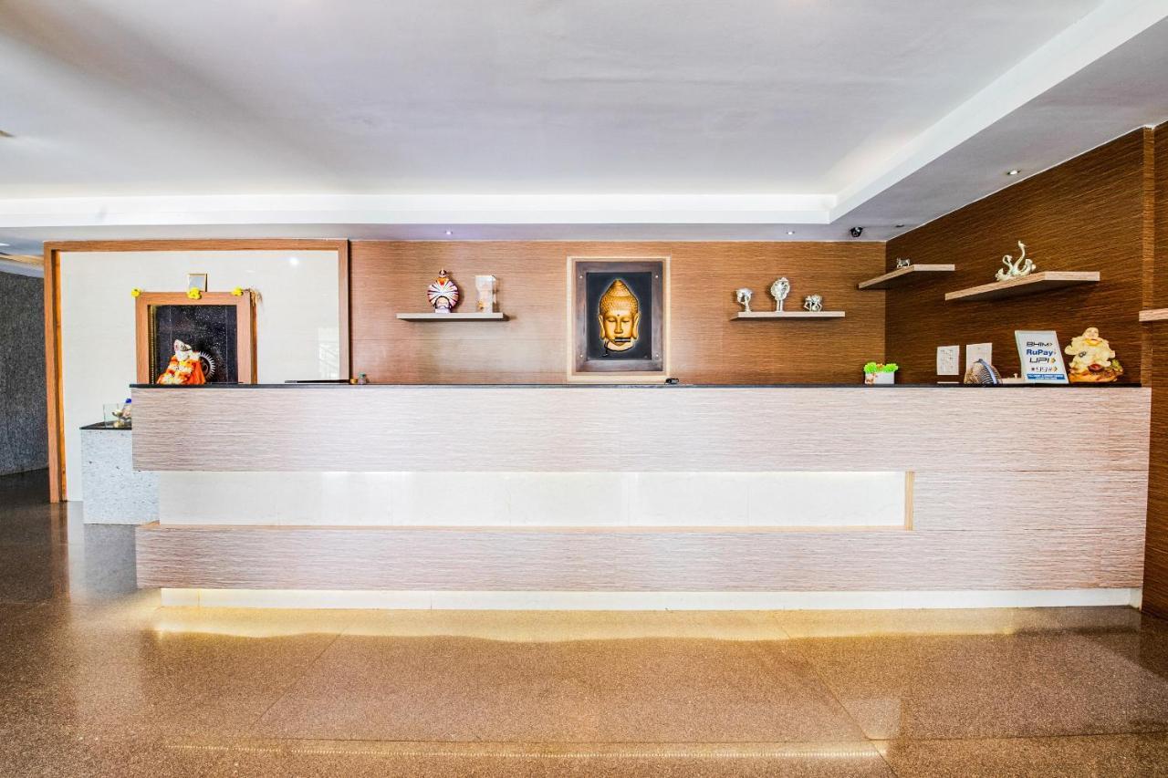 Capital O 22439 Ratna Forever Hotel Karkal Luaran gambar