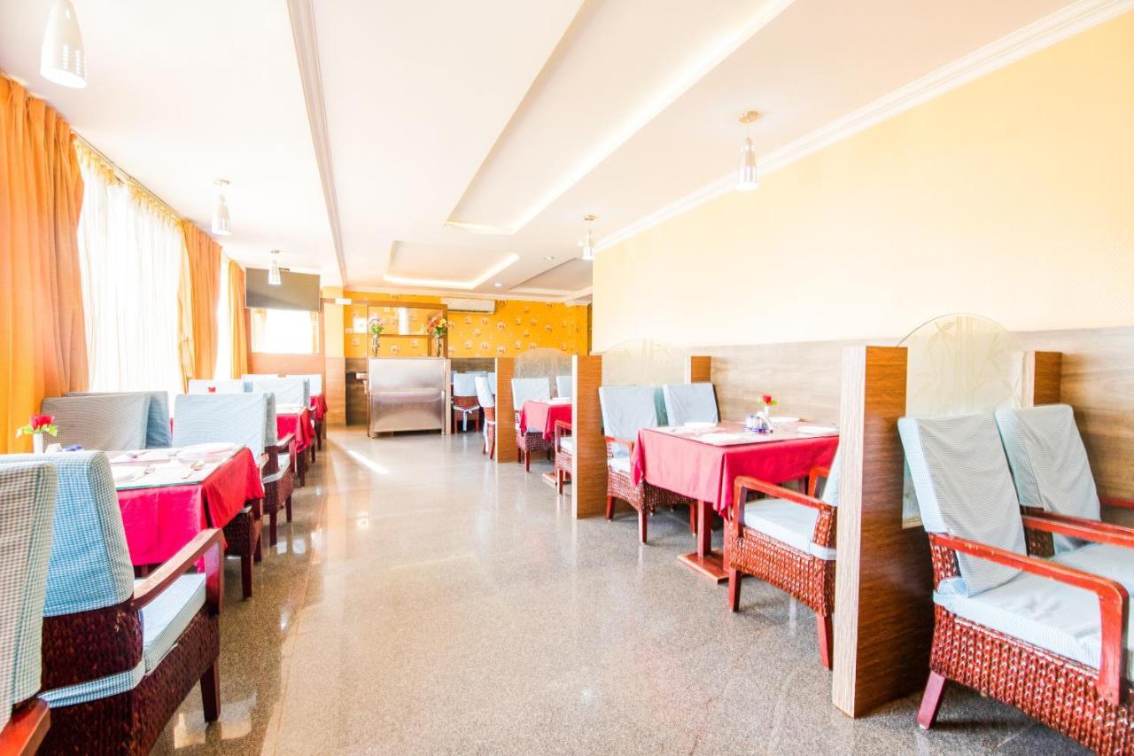 Capital O 22439 Ratna Forever Hotel Karkal Luaran gambar