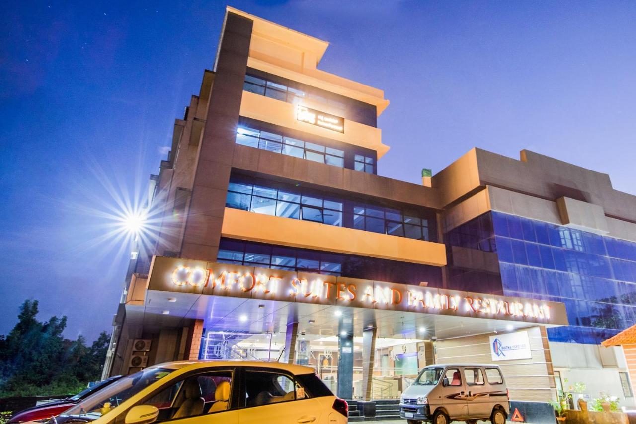 Capital O 22439 Ratna Forever Hotel Karkal Luaran gambar