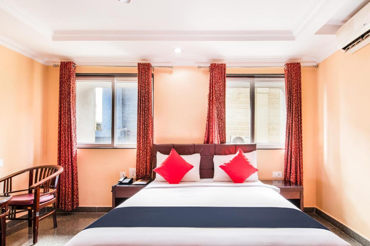 Capital O 22439 Ratna Forever Hotel Karkal Luaran gambar