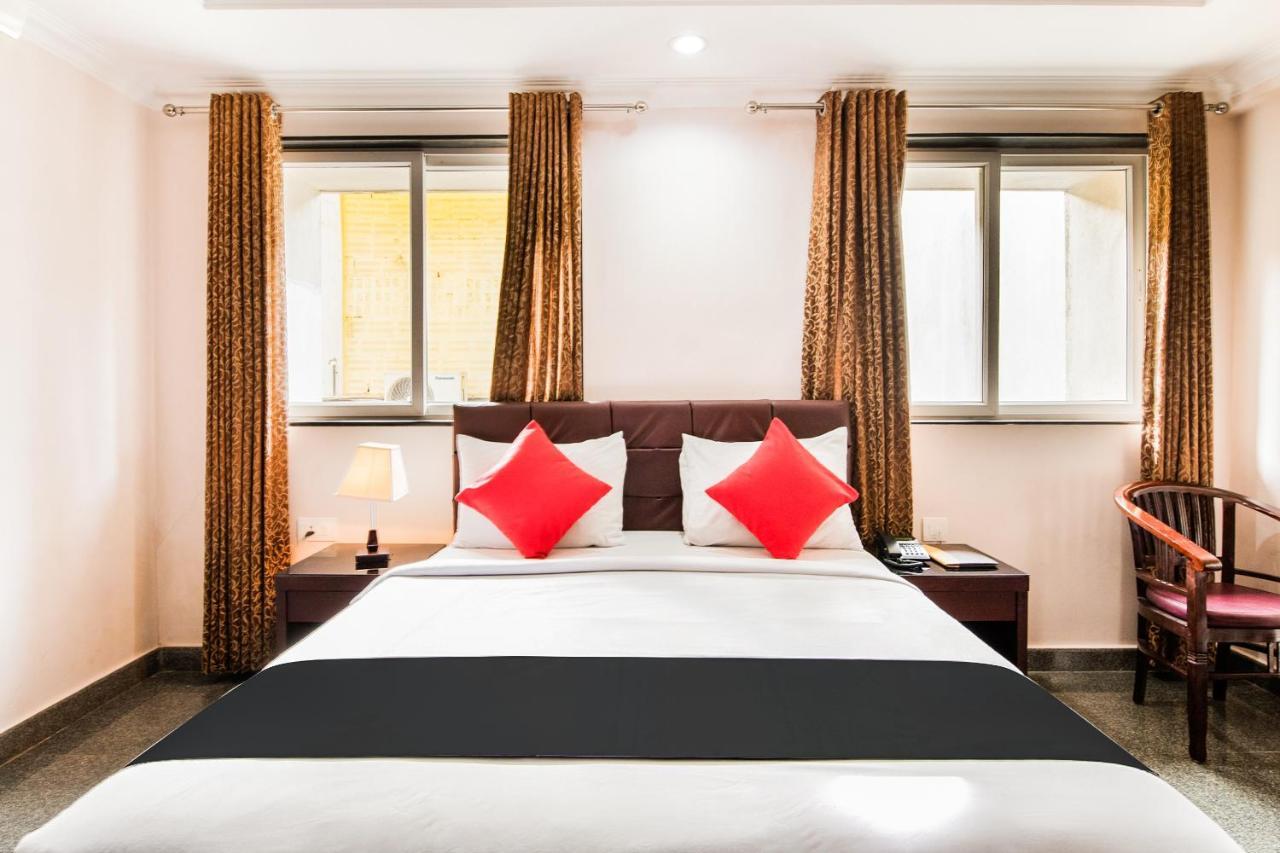 Capital O 22439 Ratna Forever Hotel Karkal Luaran gambar