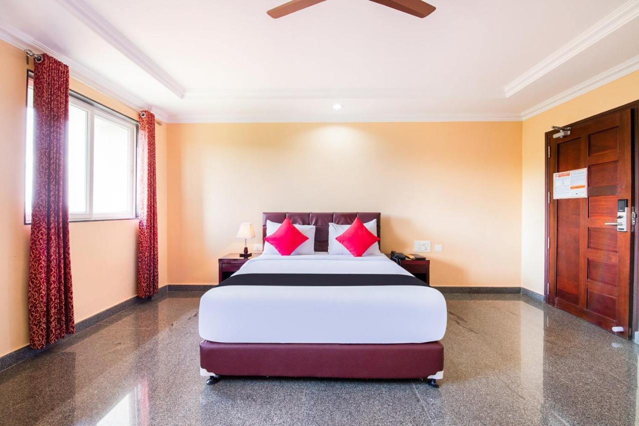 Capital O 22439 Ratna Forever Hotel Karkal Luaran gambar