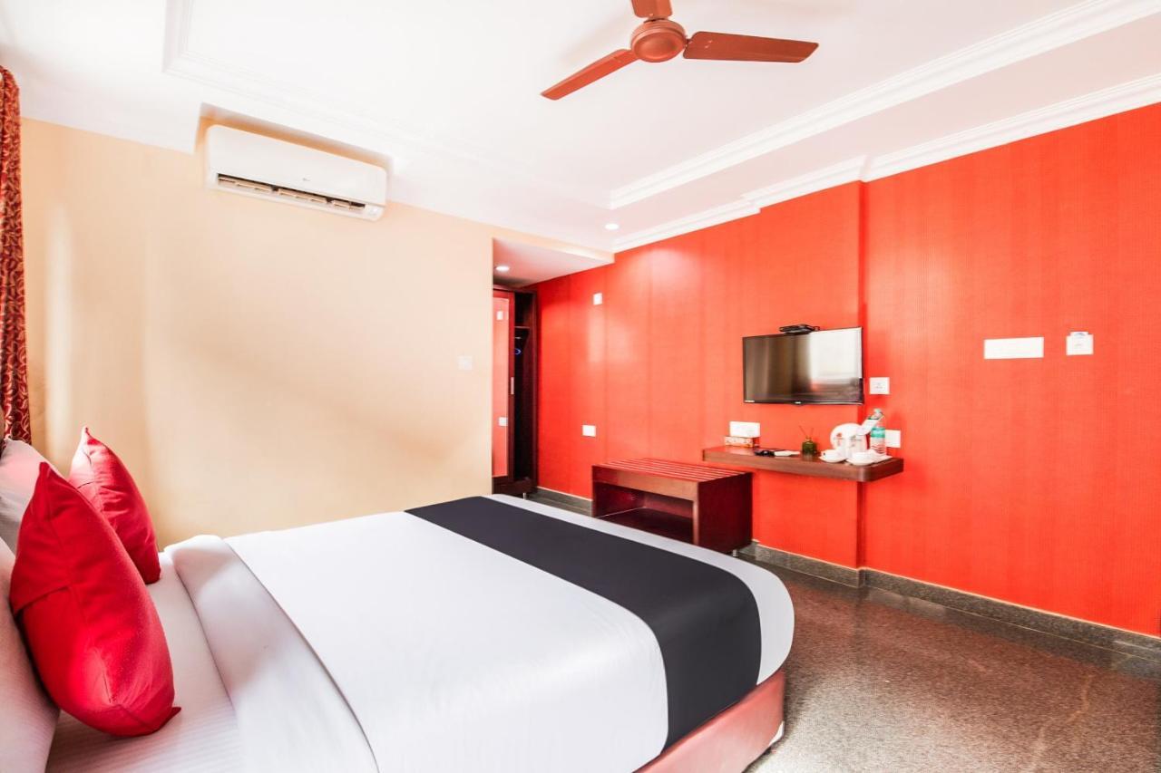 Capital O 22439 Ratna Forever Hotel Karkal Luaran gambar