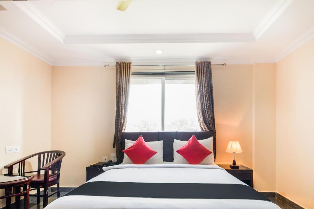 Capital O 22439 Ratna Forever Hotel Karkal Luaran gambar